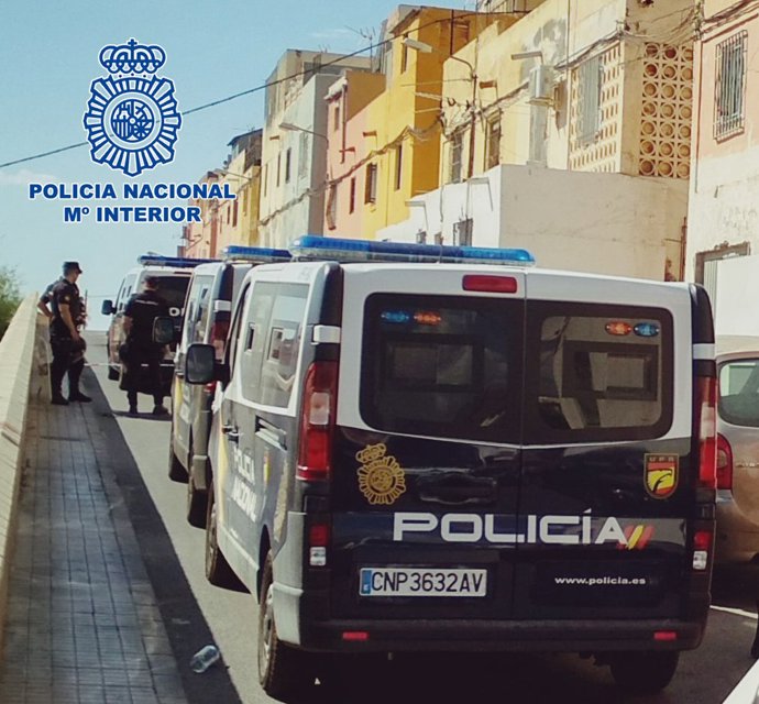 Archivo - La Policía Nacional durante una actuación en Los Almendros, en Almería.