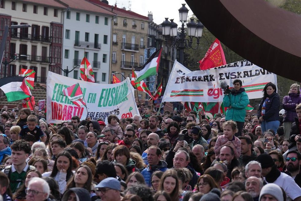 Archivo - Decenas de personas asisten a la llegada de la Korrika al Ayuntamiento de Bilbao, a 29 de marzo de 2026, en Bilbao, Vizcaya, País Vasco (España).