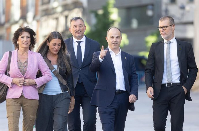 Archivo - (I-D) Los diputados de Junts Pilar Calvo; Miriam Nogueras; Josep Maria Cervera; Jordi Turull y Josep Maria Cruset a su llegada al pleno en el Congreso de los Diputados, a 30 de mayo de 2024