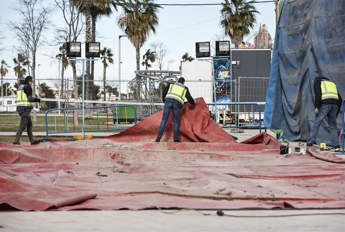 Archivo - Agentes de la Policía Nacional investigan la atracción hinchable de Mislata