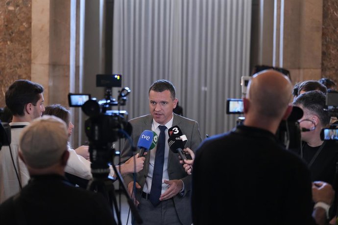 El conseller de Agricultura, Ganadería, Pesca y Alimentación de la Generalitat, Òscar Ordeig, ofrece declaraciones a los medios durante una sesión plenaria en el Parlament
