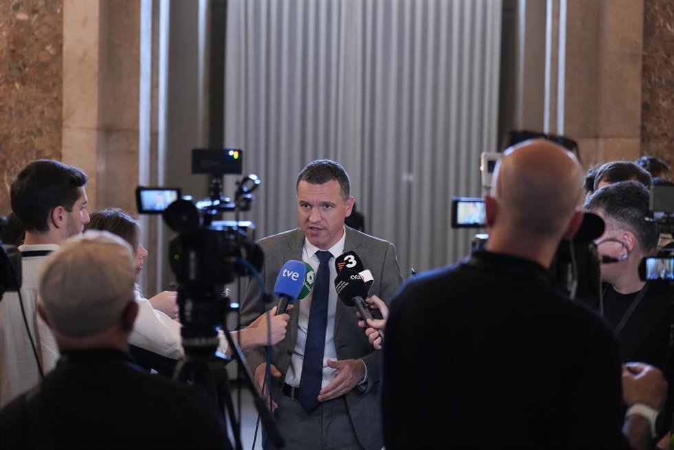 El conseller de Agricultura, Ganadería, Pesca y Alimentación de la Generalitat, Òscar Ordeig, ofrece declaraciones a los medios durante una sesión plenaria en el Parlament
