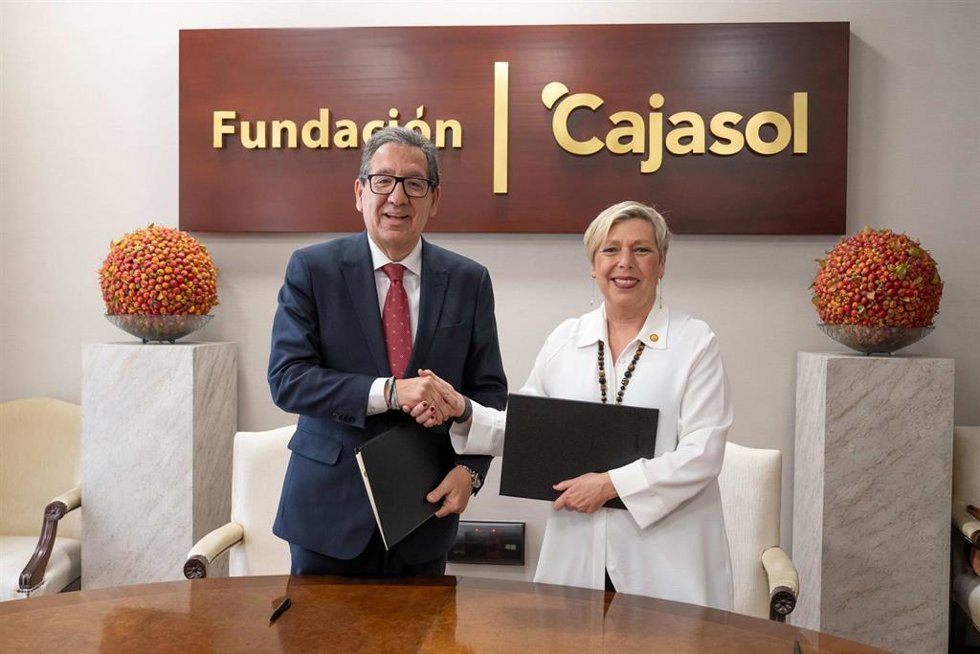 El presidente de la Fundación Cajasol y la rectora de la US, tras la firma del acuerdo.