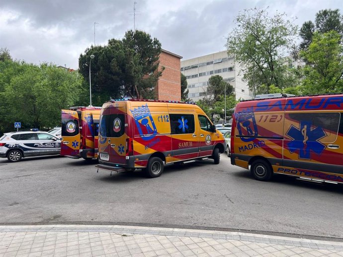 Ambulancias de Samur-Protección Civil y coche patrulla de la Policía Municipal de Madrid en el distrito de Latina