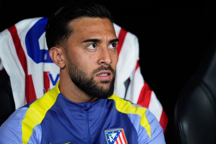 Archivo - Arquivo - Nico González, do Atlético de Madrid, observa durante a partida de futebol da LaLiga EA Sports, disputada entre o Real Madrid e o Atlético de Madrid no Estádio Bernabéu, em 22 de março de 2026, em Madri, Espanha.