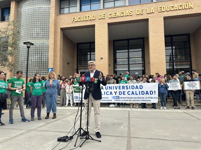 El secretario general del PSOE de Málaga y candidato socialista a las elecciones andaluzas del 17 de mayo, Josele Aguilar, durante la concentración en defensa de la universidad pública celebrada en Málaga.