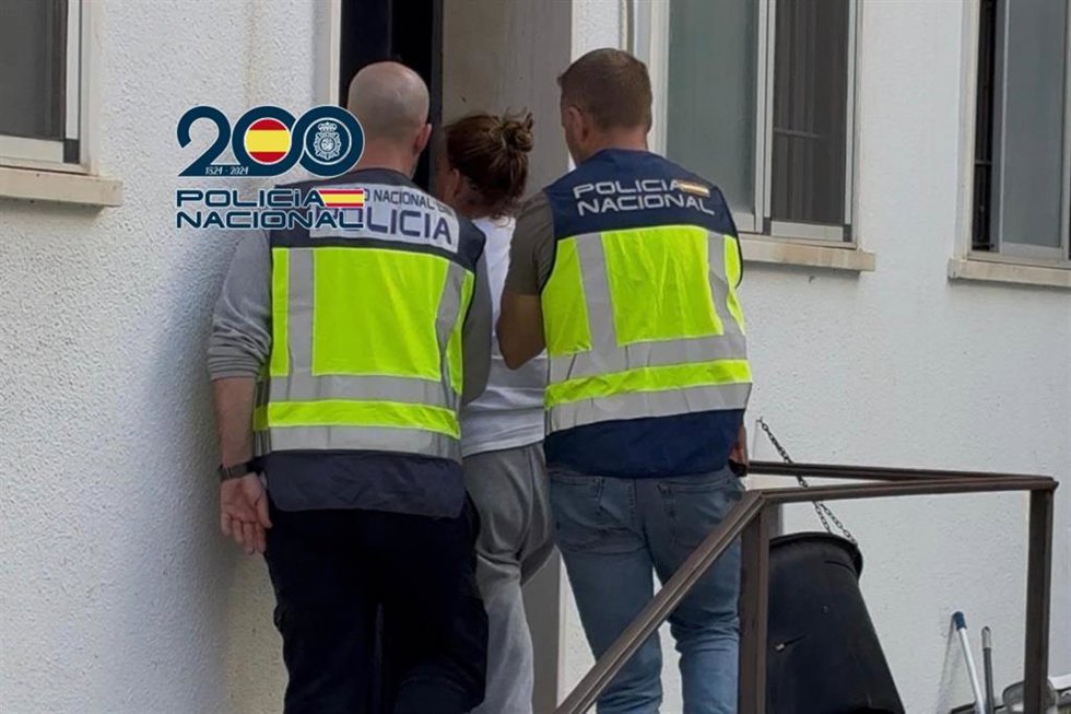Dos agentes con la mujer detenido por la muerte violenta de su madre en Puerto Real.