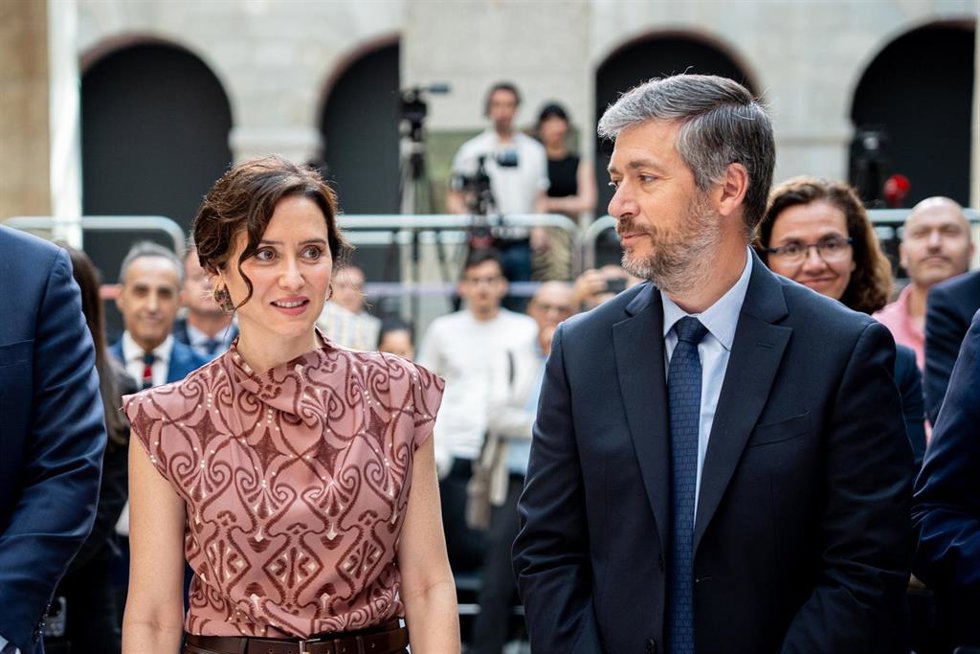 La presidenta de la Comunidad de Madrid, Isabel Díaz Ayuso, y el Consejero de Presidencia, Justicia y Administración Local, Miguel Ángel García Martín, durante la presentación del avatar SOL, a 28 de abril de 2026, en Madrid (España). 