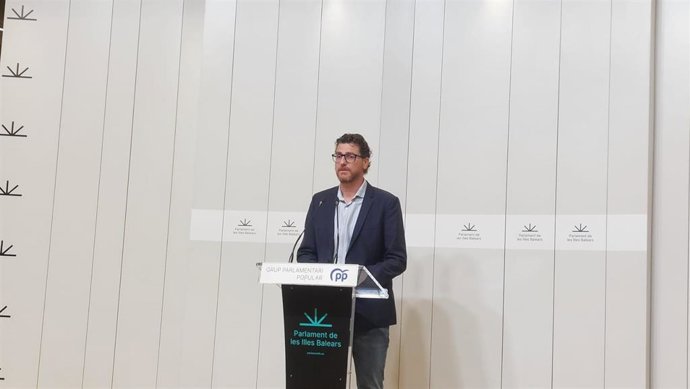 El portavoz del PP en el Parlament, Sebastià Sagreras, en rueda de prensa.