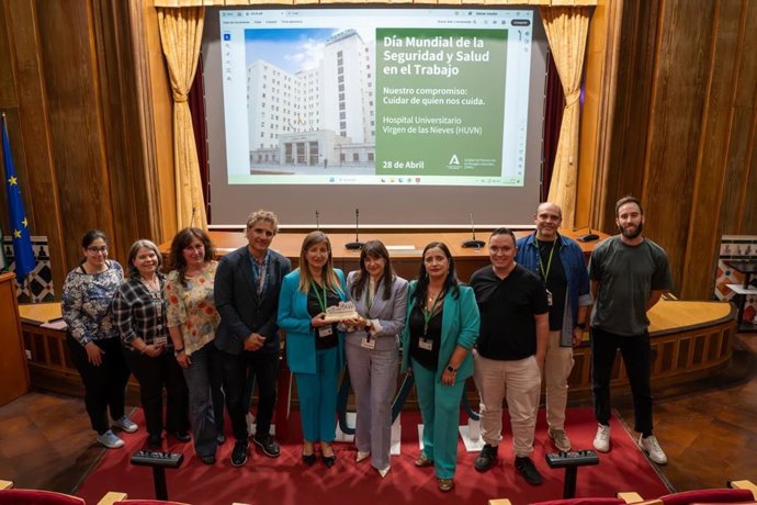 La directora gerente del Virgen de las Nieves, cuarta a la derecha, entrega el distintivo al equipo de prevención de riesgos laborales.