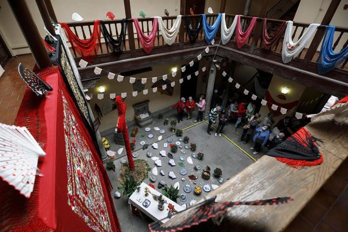 Archivo - Varias personan visitan la cruz instalada en la corrala de la Asociación Provincial de Mayores Vecinales de Granada. Archivo.