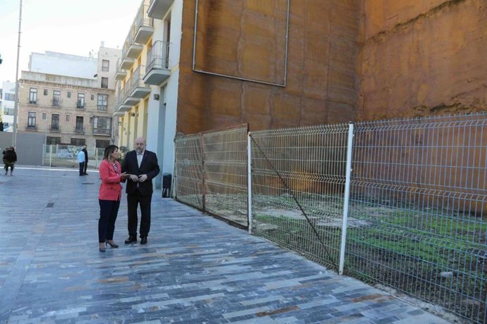 La alcaldesa, Noelia Arroyo, y el edil Pablo Braquehais, junto a un solar