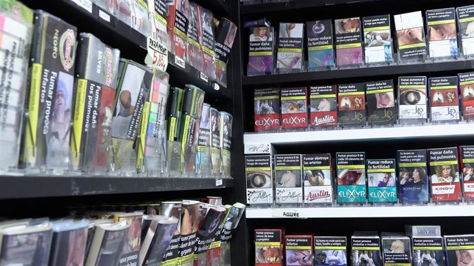 Estanterías de estanco con tabaco