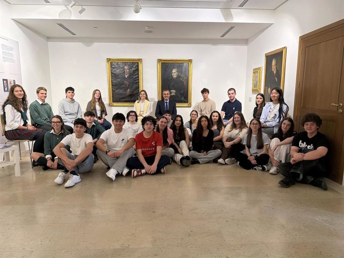 Alumnos de bachillerato tratan con el conseller Vera la figura del político Antoni Maura en una mesa redonda.