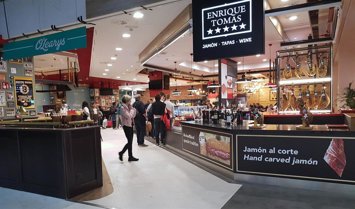 Archivo - Locales de restauración en el aeropuerto de Gran Canaria