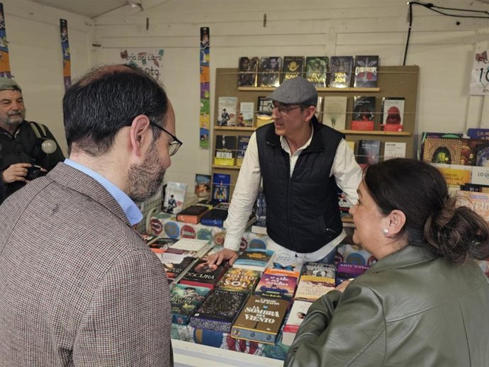 Los concejales José Luis Urraca y Esther Vélez en la inauguración de la Feria del Libro 'Libreando'