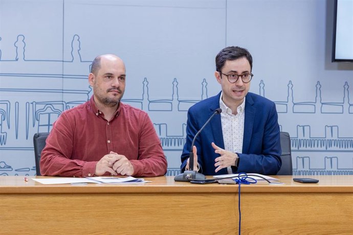 El concejal Chema Collados (i) y el portavoz socialista en el Ayuntamiento, José Luis Mateos (d)