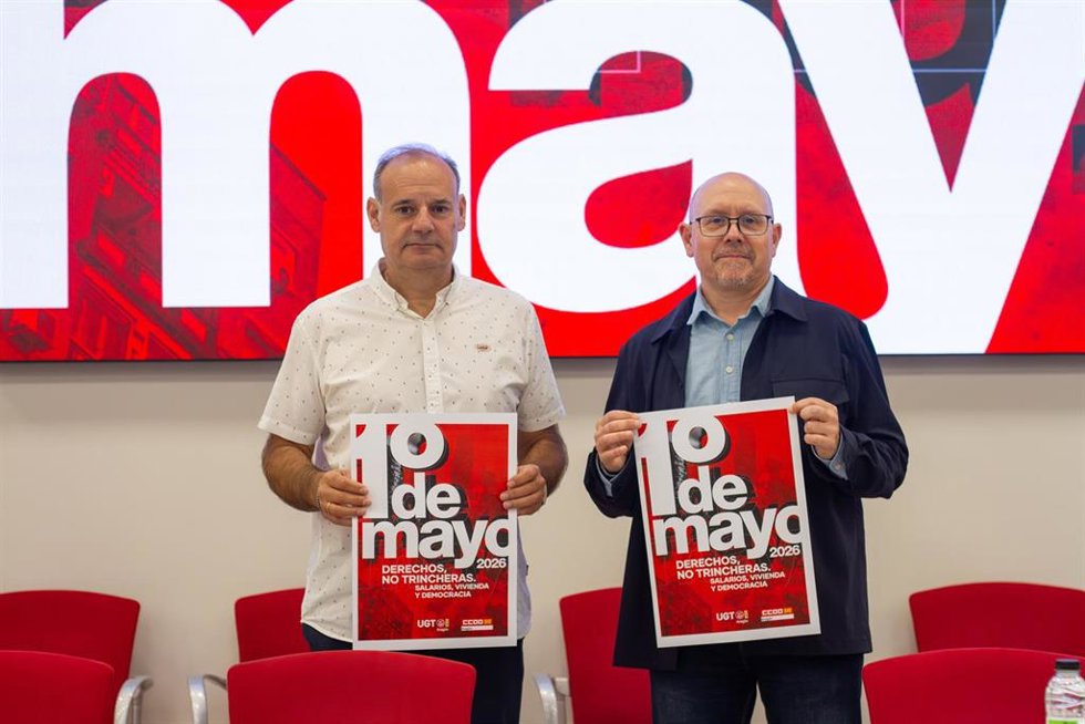 El secretario general de UGT Aragón, José Juan Arceiz, a la izquierda, y el de CCOO Aragón, Manuel Pina, a la derecha, en la presentación de las reivindicaciones del próximo 1 de mayo.