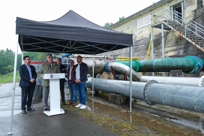El consejero de Fomento, Vivienda, Ordenación del Territorio y Medio Ambiente, Roberto Media, visita las obras de renovación de tuberías de abastecimiento del Plan Asón.