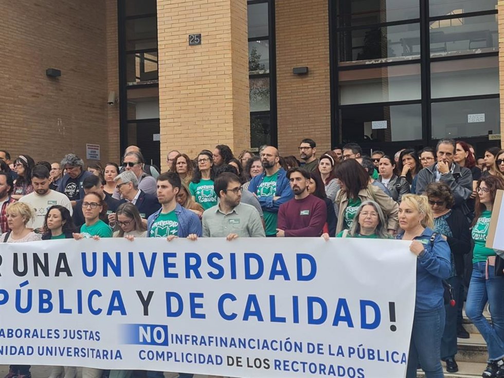 El candidato de Adelante Andalucía por la provincia de Málaga en las próximas elecciones autonómicas Luis Rodrigo en la manifestación en deferensa de la universidad pública.