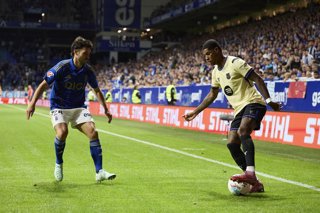 Archivo - Lucas Ahijado of Real Oviedo competes for the ball with Marcus Rashford of FC Barcelona prior to the LaLiga EA Sports match between Real Oviedo and FC Barcelona at Carlos Tartiere on September 25, 2025, in Oviedo, Spain.