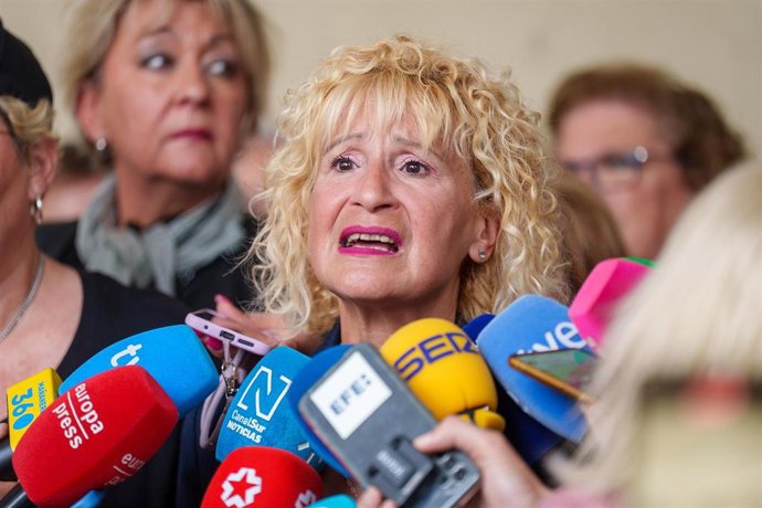 Imagen de archivo de la presidenta de Amama, Ángela Claverol, atendiendo a los medios de comunicación.