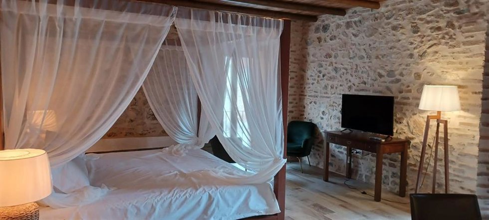 Archivo - Habitación de un hotel de la provincia de Huelva.