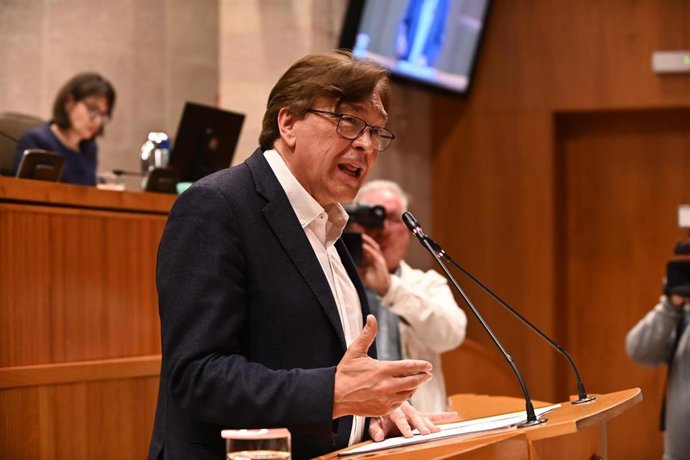El portavoz de Aragón Teruel Existe, Tomás Guitarte, durante el Pleno de las Cortes de Aragón, a 29 de abril de 2026, en Zaragoza, Aragón (España). El pacto de gobierno, que incluye la polémica ‘prioridad nacional’ de VOX, define el arranque de la nueva l