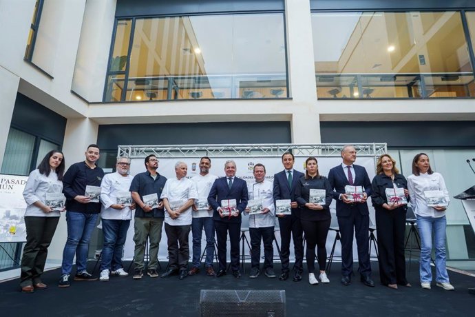 Autoridades y chefs participantes en el acto de hermanamiento entre Vera, Cuevas del Almanzora (Almería) y Mazarrón (Murcia), con ejemplares del recetario presentado.