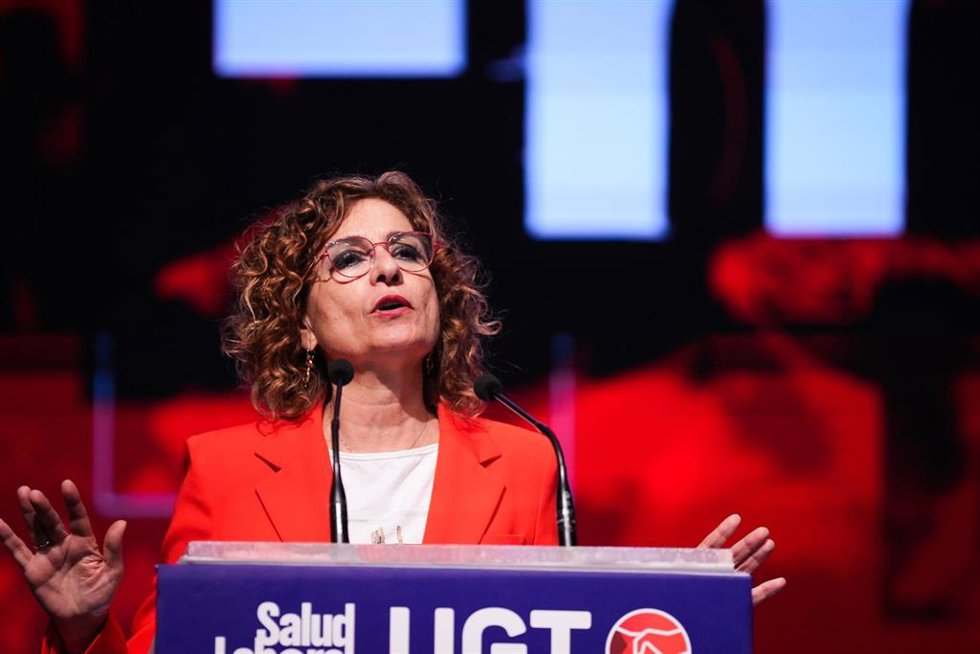 La secretaria general del PSOE-A y candidata a la Presidencia de la Junta de Andalucía, María Jesús Montero, interviene en la clausura de una jornada, celebrada en Alcalá de Guadaíra (Sevilla), de prevención de riesgos laborales. (Foto de archivo).