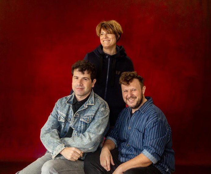 Archivo - La banda Triángulo de Amor Bizarro posa para Europa Press, a 15 de noviembre de 2024, en Madrid (España). La banda gallega toma su nombre de la canción Bizarre Love Triangle del grupo británico New Order. Antes de la grabación de su primer dis