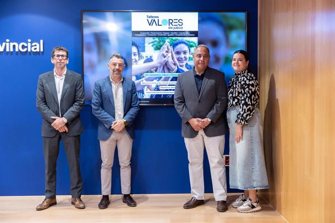 Vicepresidente de la Diputación y diputado de Deportes, Juan Rosas, presenta la tercera edición de los talleres Valores en Juego, junto con el especialista en entrenamiento personal Kiko Vegas