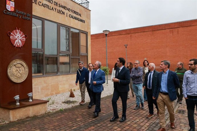 El consejero de Medio Ambiente durante la visita al Centro Calabazanos.