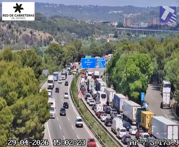 L'AP-7 tallada a Castellví de Rosanes (Barcelona)
