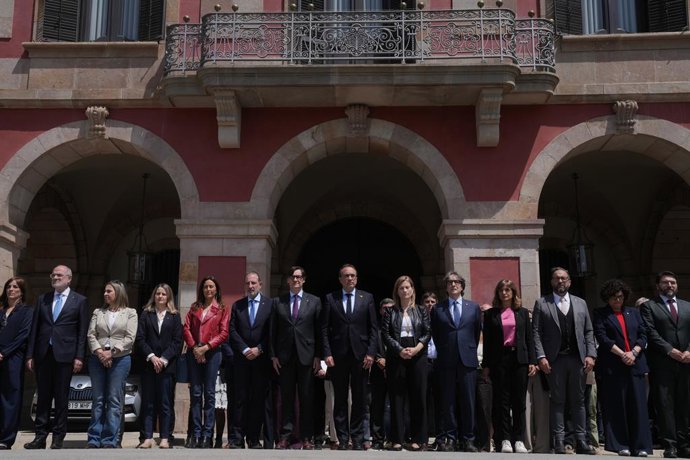 Minut de silenci davant la façana del Parlament 