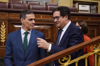 Archivo - El presidente del Gobierno, Pedro Sánchez, y el ministro para la Transformación Digital, Óscar López, durante una sesión de control al Gobierno, en el Congreso de los Diputados, a 21 de mayo de 2025, en Madrid (España). Durante la sesión de cont