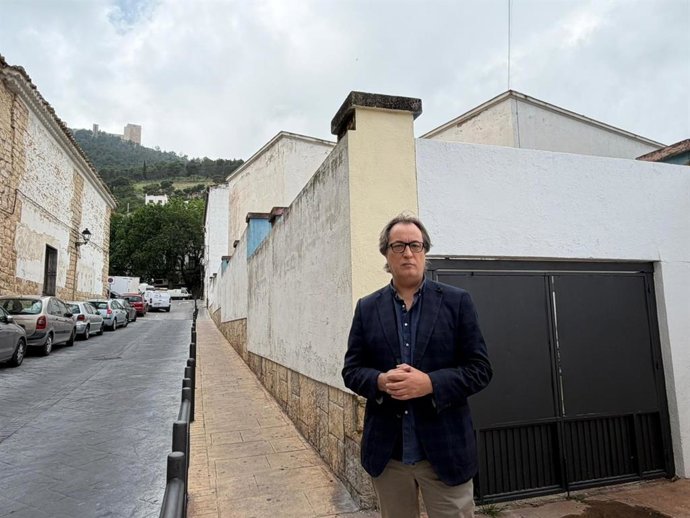 José Manuel Higueras junto a la ubicación anunciada para el Conservatorio de Danza de Jaén