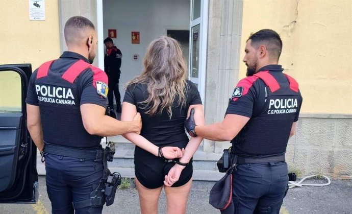 La Policía Autonómica detiene a una mujer con una orden de ingreso en prisión en Gran Canaria