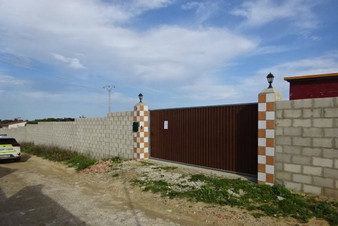Archivo - Imagen de archivo de una parcelaprecintada por construcciones ilegales en Chiclana.