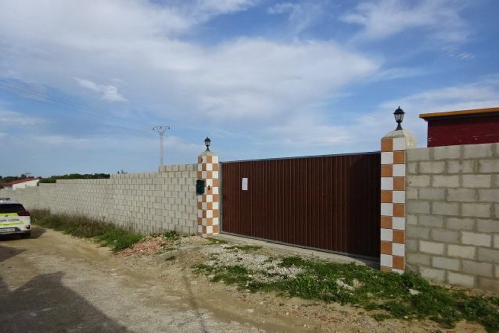 Archivo - Imagen de archivo de una parcelaprecintada por construcciones ilegales en Chiclana.