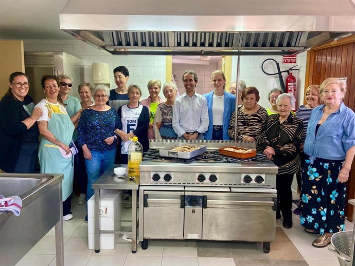 Un total de 20 personas mayores participa en un programa piloto de talleres de cocina tradicional y saludable.