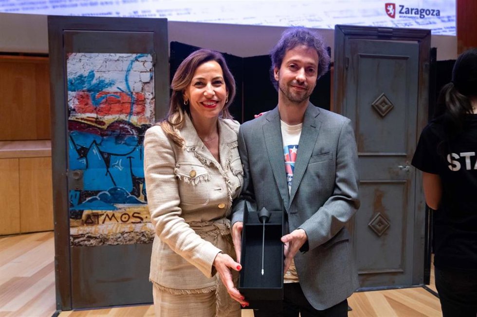 La alcaldesa de Zaragoza, Natalia Chueca, entrega a Rui Díaz, por su novela "La casa del árbol", el sexto Premio Criticón de Literatura Juvenil del Ayuntamiento de Zaragoza