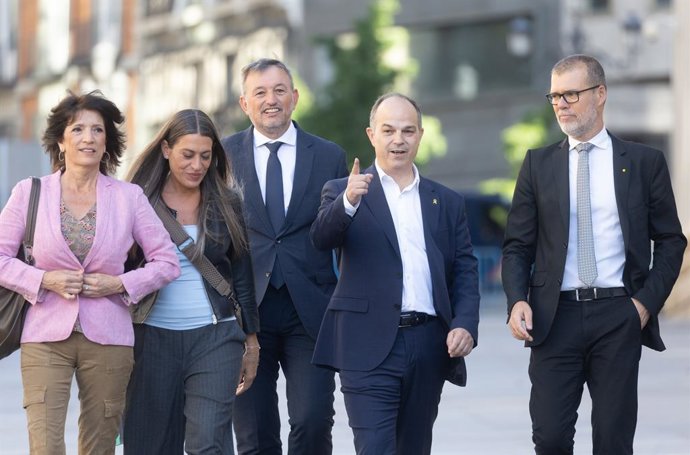 Archivo - El secretari general de Junts, Jordi Turull, amb els membres de Junts al Congrés