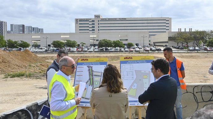 L'alcaldessa de València, María José Catalá, visita junt amb l'edil d'Urbanisme, Juan Giner, els treballs d'urbanització del Sector Sud PRR-7 de Malilla Sud.