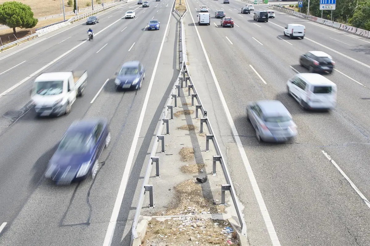 Varios vehículos en una autovía