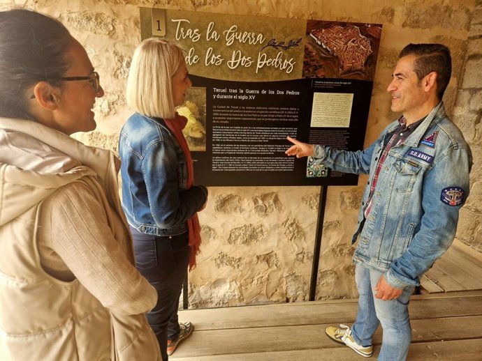 La nueva muestra, instalada en los niveles 0 y +1 de la Torre de la Bombardera, incorpora contenidos inéditos sobre la renovación bajomedieval de la muralla, la artillería de pólvora y el papel defensivo de Teruel tras la Guerra de los Dos Pedros