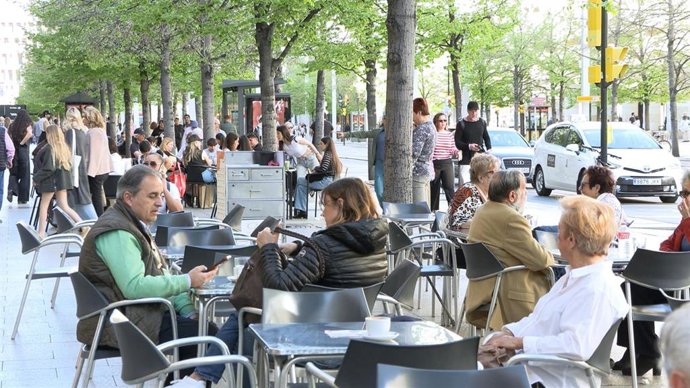 Gente en una terraza