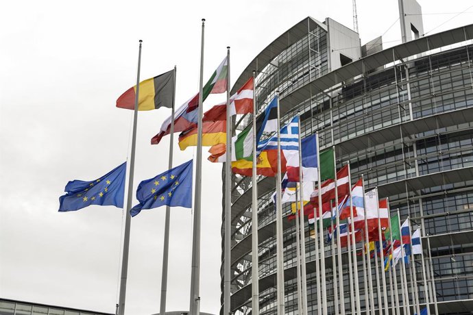 Archivo - HANDOUT - 04 December 2020, France, Strasbourg: European national flags wave at half-mast in front of the European Parliament building as a tribute the late Former French President Valery Giscard D'Estaing. Photo: Michel Chriten/European Parliam