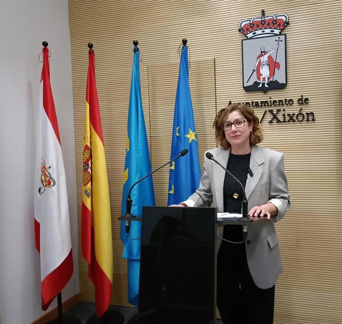 Archivo - La portavoz adjunta del Grupo Municipal Socialista de Gijón, Carmen Eva Pérez Ordieres, en rueda de prensa en el Consistorio gijonés.