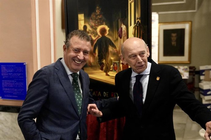 Archivo - Los presidentes de la Diputación de Sevilla, Javier Fernández (i), y del Ateneo de Sevilla, Emilio A. Boja Malavé, en la entrega del II Premio Ateneo de Sevilla de Poesía Generación del 27, en foto de archivo. 